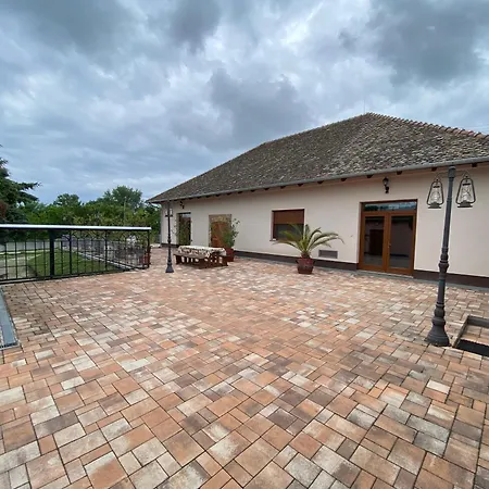 Ξενοδοχείο με διαμερίσματα Kevevara Vendeghaz 3*